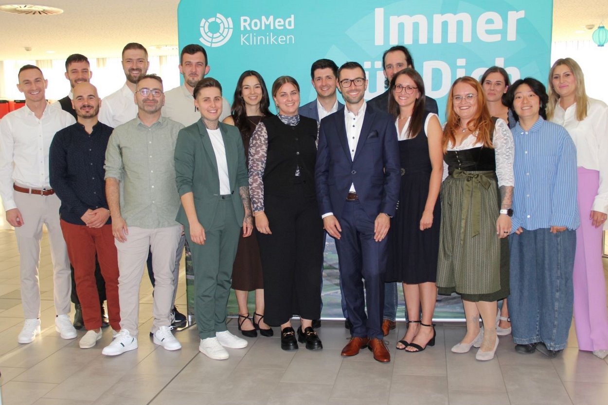 Die neuen Fachpflegekräfte für die Intensiv- und Anästhesiepflege sind stolz auf das Erreichte. Die Absolventinnen und Absolventen kommen aus den RoMed Häusern Bad Aibling, Rosenheim und Wasserburg sowie von Kooperationspartnern in Südostbayern und Österreich. Die neuen Fachpflegekräfte für die Intensiv- und Anästhesiepflege sind stolz auf das Erreichte. Die Absolventinnen und Absolventen kommen aus den RoMed Häusern Bad Aibling, Rosenheim und Wasserburg sowie von Kooperationspartnern in Südostbayern und Österreich.