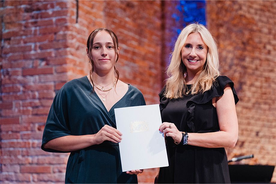 Ausgezeichnet: Kultusministerin Anna Stolz gratuliert Marisa Metschkoll, Jahrgangsbeste der RoMed Berufsfachschule für Pflege Wasserburg, bei der Ehrung in der Allerheiligen-Hofkirche der Münchner Residenz. Foto: ©Jens Hartmann / StMUK Ausgezeichnet: Kultusministerin Anna Stolz gratuliert Marisa Metschkoll, Jahrgangsbeste der RoMed Berufsfachschule für Pflege Wasserburg, bei der Ehrung in der Allerheiligen-Hofkirche der Münchner Residenz. Foto: ©Jens Hartmann / StMUK