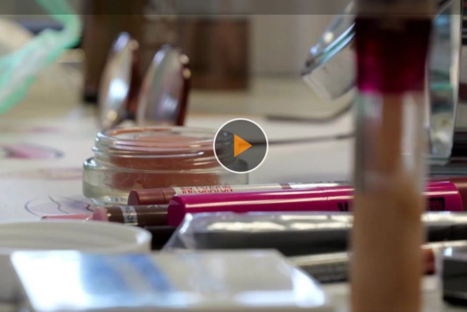 Beim Programm „Look Good Feel Better“ der Deutschen Knochenmarkspenderdatei lernen Krebspatientinnen, wie sie mit den sichtbaren Folgen ihrer Behandlung umgehen können. Beim Programm Look Good Feel Better der Deutschen Knochenmarkspenderdatei lernen Krebspatientinnen, wie sie mit den sichtbaren Folgen ihrer Behandlung umgehen können.