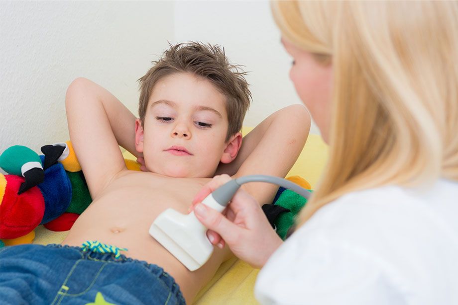 Schonende Diagnostik: Ein Kind wird per Ultraschall im Bauchbereich untersucht. ©AdobeStock