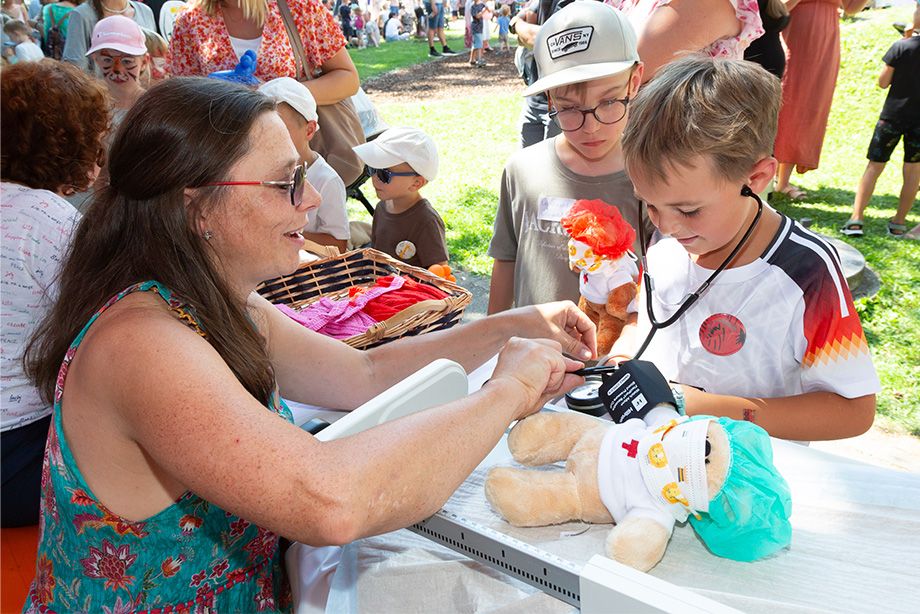 Im Teddybärkrankenhaus wurde fleißig untersucht: Mit Stethoskop und Unterstützung einer Mitarbeiterin kümmert sich ein junger Im Teddybärkrankenhaus wurde fleißig untersucht: Mit Stethoskop und Unterstützung einer Mitarbeiterin kümmert sich ein junger