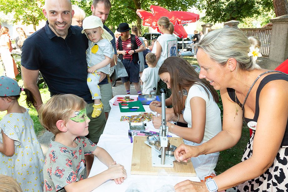 An vielen Stationen wie dem Kinderschminken oder der Button-Maschine fanden die Kinder abwechslungsreiche Angebote. ©Foto Berger An vielen Stationen wie dem Kinderschminken oder der Button-Maschine fanden die Kinder abwechslungsreiche Angebote. ©Foto Berger