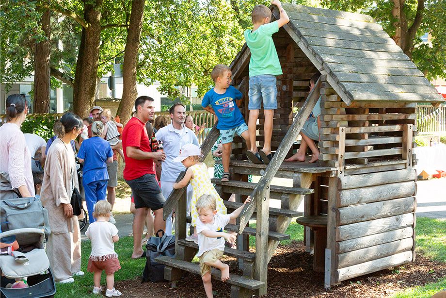Ein fröhliches Wiedersehen feierten die ehemaligen Frühchen gemeinsam mit ihren Eltern, Geschwistern, Angehörigen und den Mitarbeitenden des Perinatalzentrums. ©Foto Berger Ein fröhliches Wiedersehen feierten die ehemaligen Frühchen gemeinsam mit ihren Eltern, Geschwistern, Angehörigen und den Mitarbeitenden des Perinatalzentrums. ©Foto Berger