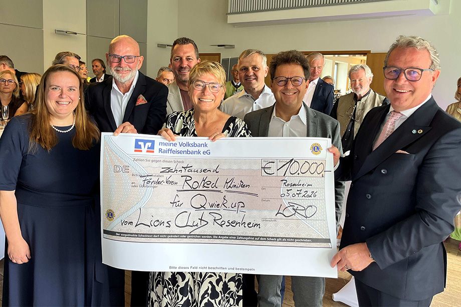 Über die Spende freuen sich: v.l.n.r.: Dr. Katharina Lenherr (Vize-Präsidentin LC Rosenheim), Thomas Möller (Past-Präsident LC Rosenheim), Florian Reichelt (Vorsitzender Lions Jugendförderung e.V.), Judith Hantl-Merget (Pflegedirektorin und Mitglied der Geschäftsleitung der RoMed Kliniken), Georg Feuerer (Vorsitzender Lions Hilfswerk e.V.), Arnulf Stangelmayer jun. (Geschäftsführer Textilservice Stangelmayer GmbH) und Klaus Stöttner (Präsident LC Rosenheim); Foto: ©Lions Club Rosenheim Über die Spende freuen sich: v.l.n.r.: Dr. Katharina Lenherr (Vize-Präsidentin LC Rosenheim), Thomas Möller (Past-Präsident LC Rosenheim), Florian Reichelt (Vorsitzender Lions Jugendförderung e.V.), Judith Hantl-Merget (Pflegedirektorin und Mitglied der Geschäftsleitung der RoMed Kliniken), Georg Feuerer (Vorsitzender Lions Hilfswerk e.V.), Arnulf Stangelmayer jun. (Geschäftsführer Textilservice Stangelmayer GmbH) und Klaus Stöttner (Präsident LC Rosenheim); Foto: ©Lions Club Rosenheim