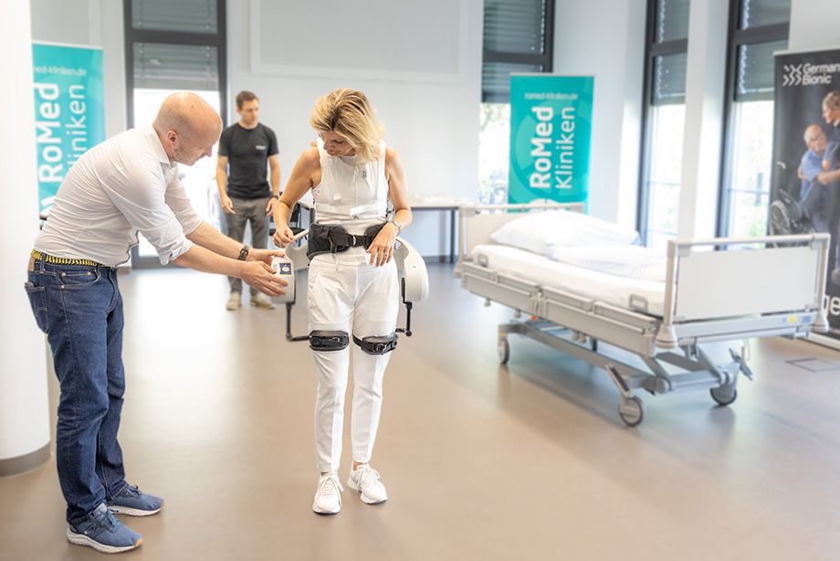 Armin G. Schmidt, CEO German Bionic erläutert MdB Daniela Ludwig die Funktionsweise des Exoskeletts