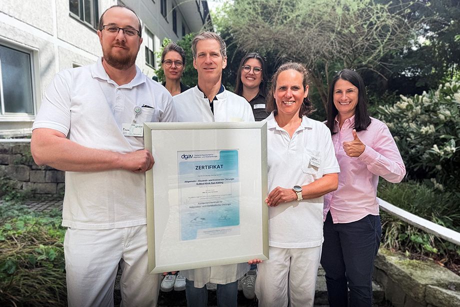 Mit Freude und Stolz präsentieren das Zertifikat „Kompetenzzentrum für Adipositas- und metabolische Chirurgie“ v.l.n.r.: Oberarzt Dr. Pavel Kremer, Dipl-Ökotrophologin Christiane Abel, Chefarzt Prof. Dr. Kai Nowak, Fachkoordinatorin Maria Papadopoulos, Leitende Oberärztin Dr. Sandra Sommerey und Kaufmännische Leiterin Sandra Zabel Mit Freude und Stolz präsentieren das Zertifikat Kompetenzzentrum für Adipositas- und metabolische Chirurgie v.l.n.r.: Oberarzt Dr. Pavel Kremer, Dipl-Ökotrophologin Christiane Abel, Chefarzt Prof. Dr. Kai Nowak, Fachkoordinatorin Maria Papadopoulos, Leitende Oberärztin Dr. Sandra Sommerey und Kaufmännische Leiterin Sandra Zabel