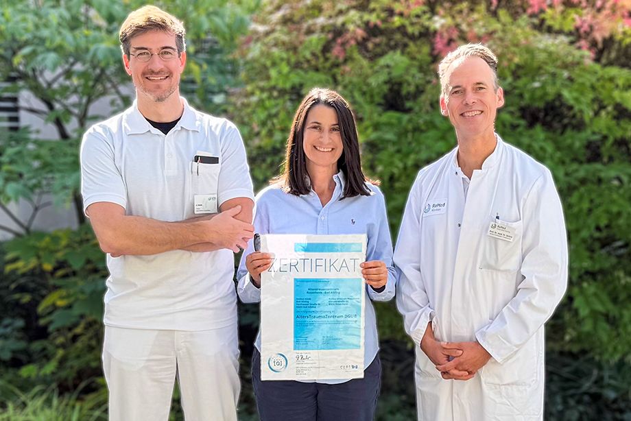 Freuen sich über die Zertifizierung zum Alterstraumazentrum: (v.l.) Chefarzt Andreas Aresin, Kaufmännische Leiterin Sandra Zabel und Chefarzt Prof. Dr. Christian Zeckey. Freuen sich über die Zertifizierung zum Alterstraumazentrum: (v.l.) Chefarzt Andreas Aresin, Kaufmännische Leiterin Sandra Zabel und Chefarzt Prof. Dr. Christian Zeckey.
