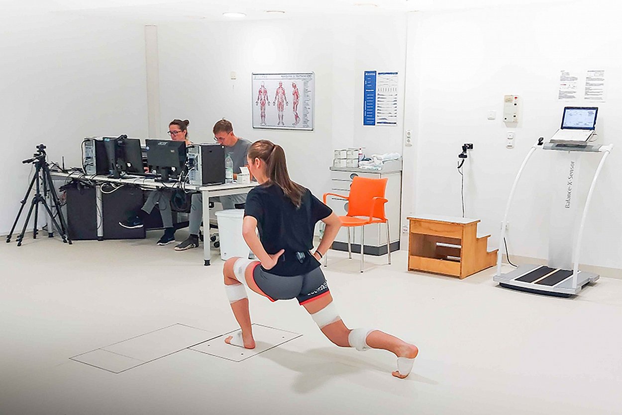 Im Hintergrund analysieren Laborleiterin Claudia Oestreich und ärztlicher Leiter Dr. Jan Rieken die Messdaten der Wasserburger Basketballerin Florentine Kronast, die von den Sensoren während des Tests an den PC übertragen werden. Fotografin: Maria Haas