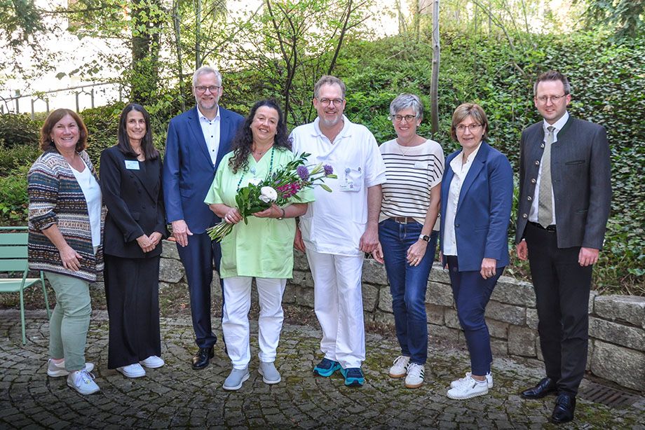 20 Jahre PMD. Es freuen sich v.l.: Dipl. Psych. Andrea Schmidt, Sandra Zabel, Kaufmännische Leiterin, Dr. Ulrich Schulze, RoMed-Geschäftsführer, Annette Grüber, Leiterin des palliativmedizinischen Dienstes, Dr. Christof Geigerseder, stv. Leiter des palliativmedizinischen Dienstes, Gemeindereferentin und Klinikseelsorgerin Elisabeth Boxhammer, stellvertretende Landrätin Marianne Loferer und Bürgermeister der Stadt Bad Aibling Stephan Schlier 20 Jahre PMD. Es freuen sich v.l.: Dipl. Psych. Andrea Schmidt, Sandra Zabel, Kaufmännische Leiterin, Dr. Ulrich Schulze, RoMed-Geschäftsführer, Annette Grüber, Leiterin des palliativmedizinischen Dienstes, Dr. Christof Geigerseder, stv. Leiter des palliativmedizinischen Dienstes, Gemeindereferentin und Klinikseelsorgerin Elisabeth Boxhammer, stellvertretende Landrätin Marianne Loferer und Bürgermeister der Stadt Bad Aibling Stephan Schlier