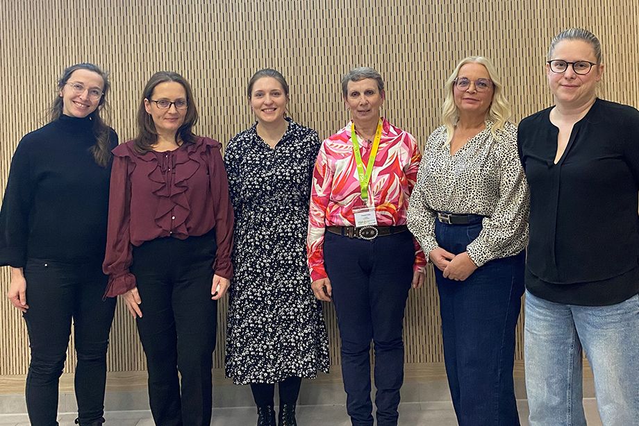 Organisatorinnen und Referentinnen (v.l.): Dr. Julia Schiller, Oberärztin Gynäkologie; Anna Vörös, Dipl-Psychologin, Dr. Maria Huber, Ärztin; Claudia Drake, Frauenselbsthilfe Krebs Rosenheim; Heidemarie Siegert, Psychologin Krebsberatungsstelle Bayerische Krebsgesellschaft Rosenheim; Dr. Monika Wolf, Oberärztin Gynäkologie Organisatorinnen und Referentinnen (v.l.): Dr. Julia Schiller, Oberärztin Gynäkologie; Anna Vörös, Dipl-Psychologin, Dr. Maria Huber, Ärztin; Claudia Drake, Frauenselbsthilfe Krebs Rosenheim; Heidemarie Siegert, Psychologin Krebsberatungsstelle Bayerische Krebsgesellschaft Rosenheim; Dr. Monika Wolf, Oberärztin Gynäkologie