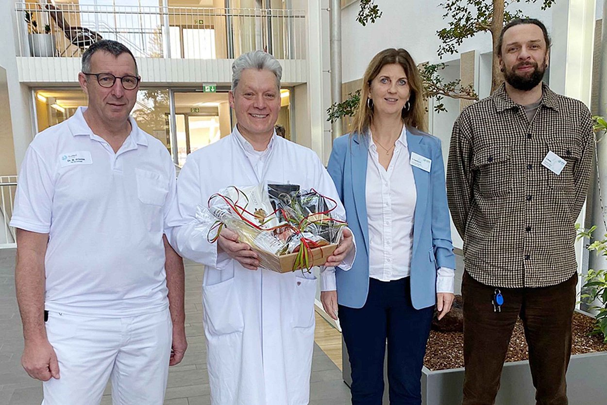 Grund zur Freude – v.l.n.r.: Ärztlicher Direktor Dr. Martin Primbs, Prof. Dr. Florian Herrle, Chefarzt der Abteilungen für Allgemein- und Viszeralchirurgie an den RoMed-Standorten Prien und Wasserburg, Kaufmännische Leiterin Maren Engelbrecht und Pflegedienstleiter Sebastian Hirmer Foto: RoMed Kliniken Grund zur Freude v.l.n.r.: Ärztlicher Direktor Dr. Martin Primbs, Prof. Dr. Florian Herrle, Chefarzt der Abteilungen für Allgemein- und Viszeralchirurgie an den RoMed-Standorten Prien und Wasserburg, Kaufmännische Leiterin Maren Engelbrecht und Pflegedienstleiter Sebastian Hirmer Foto: RoMed Kliniken