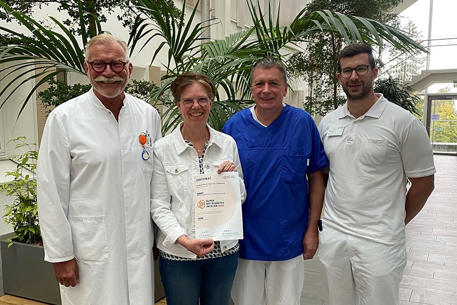 Gemeinsam zum Erfolg: Chefarzt Dr. Oliver Benetka, Oberärztin Dr. Inge Hugenberg, Pflegefachkraft Andreas Konrad und Oberarzt Dr. Kevin Lehnert freuen sich über die erneute Zertifizierung. Gemeinsam zum Erfolg: Chefarzt Dr. Oliver Benetka, Oberärztin Dr. Inge Hugenberg, Pflegefachkraft Andreas Konrad und Oberarzt Dr. Kevin Lehnert freuen sich über die erneute Zertifizierung.