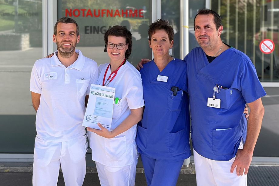 Ausgezeichnete Teamarbeit: (v.l.) Dr. Quirin Reiter, Facharzt für spezielle Unfallchirurgie sowie Anna Hubert, Chirurgische Leiterin, Astrid Pesch, Pflegerische Leiterin, Dr. Martin Steiner, Ärztlicher Leiter der Zentralen Notaufnahme Ausgezeichnete Teamarbeit: (v.l.) Dr. Quirin Reiter, Facharzt für spezielle Unfallchirurgie sowie Anna Hubert, Chirurgische Leiterin, Astrid Pesch, Pflegerische Leiterin, Dr. Martin Steiner, Ärztlicher Leiter der Zentralen Notaufnahme