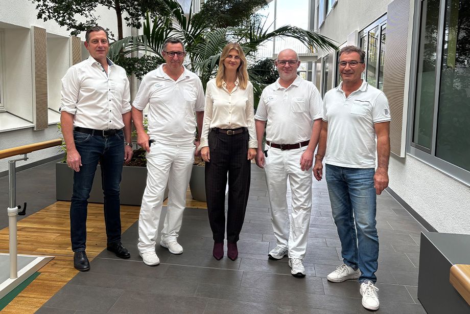 Das Team des Endoprothetikzentrums: Die Hauptoperateure (v.l.): Dr. Gregor Droscha, Dr. Martin Primbs, Dr. Jens Apel und Andreas Unsin mit der Kaufmännischen Leiterin Maren Engelbrecht (Mitte). Das Team des Endoprothetikzentrums: Die Hauptoperateure (v.l.): Dr. Gregor Droscha, Dr. Martin Primbs, Dr. Jens Apel und Andreas Unsin mit der Kaufmännischen Leiterin Maren Engelbrecht (Mitte).