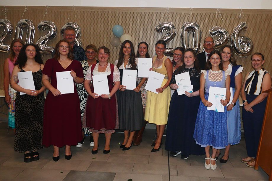 Die 10 strahlenden Staatspreisträger (v. l.): Heidi Kaupel (stellv. Schulleitung) Susanne Reisinger, Stefanie Kuppelwieser, Lothar Kesselring (Zentrumsleitung OP/Anästhesie Rosenheim), Pflegedirektorin Judith Hantl-Merget, Veronika Pobel, Lena Pfaffinger, Johanna Babl, Florina Gebhardt, Anna Balleis, Isabel Ulrich, Schulleiter Lutz Krüger, Anna Stadler, Marie Buchner, Klassenleitung Lea Seelos Die 10 strahlenden Staatspreisträger (v. l.): Heidi Kaupel (stellv. Schulleitung) Susanne Reisinger, Stefanie Kuppelwieser, Lothar Kesselring (Zentrumsleitung OP/Anästhesie Rosenheim), Pflegedirektorin Judith Hantl-Merget, Veronika Pobel, Lena Pfaffinger, Johanna Babl, Florina Gebhardt, Anna Balleis, Isabel Ulrich, Schulleiter Lutz Krüger, Anna Stadler, Marie Buchner, Klassenleitung Lea Seelos