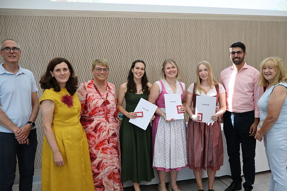 Große Freude: (v.l.) Gesamtschulleiter Gunnar Leroy, Schulleiterin Amela König, Pflegedirektorin Judith Hantl-Merget, die Staatspreisträgerinnen Isabella Alberer, Veronika Altendorfer und Louisa Schmid, Oberbürgermeister Abuzar Erdogan und stv. Schulleiterin Sybilla Liebmann. Große Freude: (v.l.) Gesamtschulleiter Gunnar Leroy, Schulleiterin Amela König, Pflegedirektorin Judith Hantl-Merget, die Staatspreisträgerinnen Isabella Alberer, Veronika Altendorfer und Louisa Schmid, Oberbürgermeister Abuzar Erdogan und stv. Schulleiterin Sybilla Liebmann.