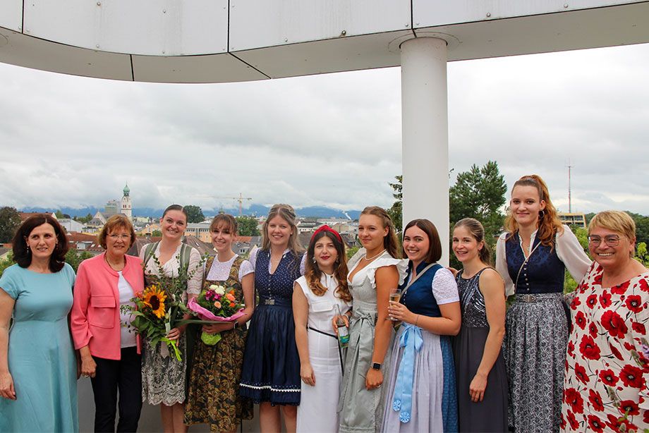 Die Staatspreisträgerinnen: (v.l.) Amela König, Schulleitung, Gabriele Leicht, Dritte Bürgermeisterin, die Staatspreisträgerinnen Franziska Schmid, Olivia del Mondo, Tanja Städter, Shushanik Iudakov, Sophia Huber, Magdalena Braun, Linda Pieschel, Julia Niedermeier und Judith Hantl-Merget, Pflegedirektorin. Leider nicht mit auf dem Foto: Staatspreisträgerin Joana Eggendorfer