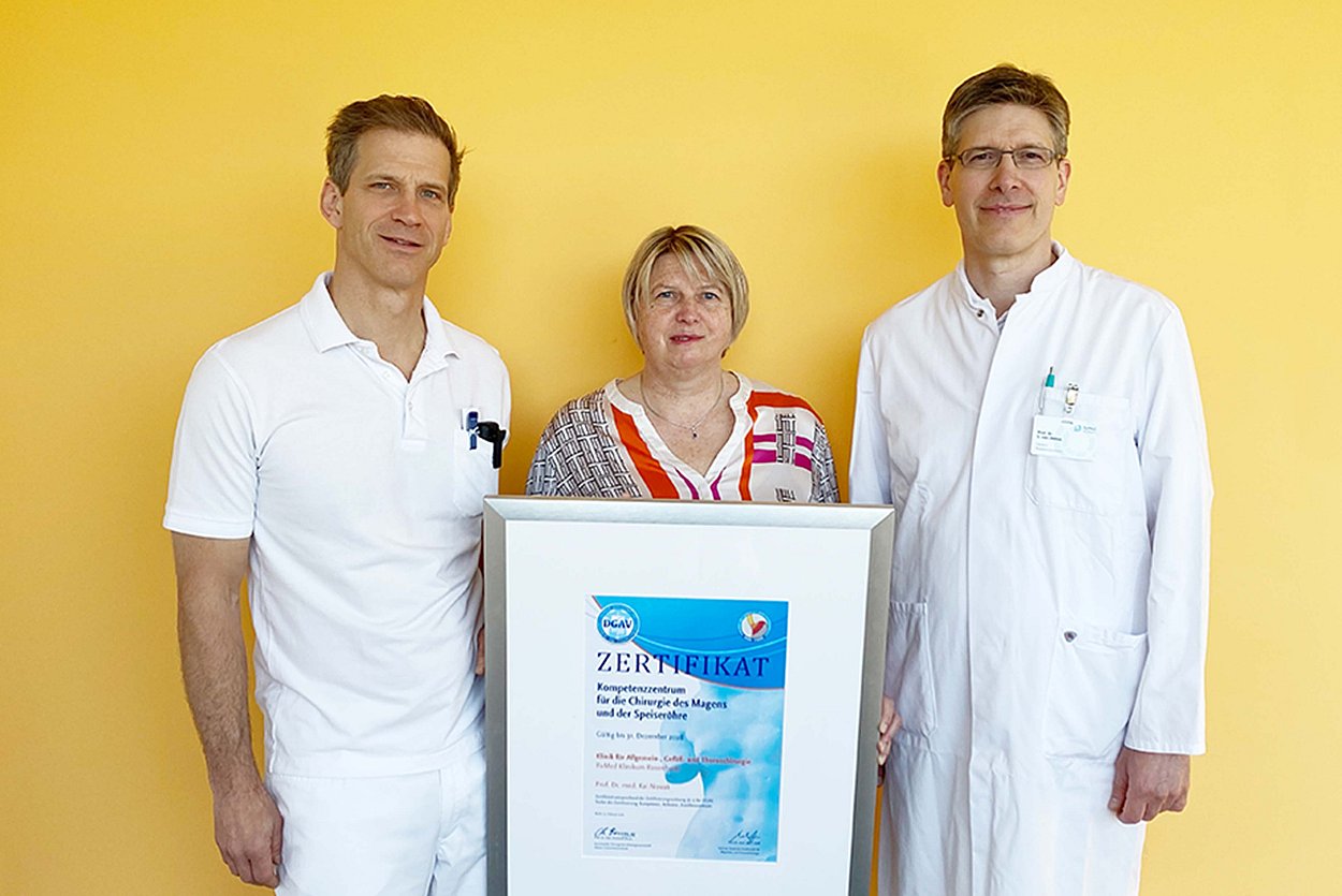 Dürfen stolz auf das Zertifikat sein v.l. Prof. Dr. Kai Nowak, Chefarzt der Klinik für Allgemein-, Gefäß- und Thoraxchirurgie, Prof. Dr. Katja Ott, Leiterin Oberer Gastrointestinaltrakt und Prof. Dr. Stefan von Delius, Chefarzt der Medizinischen Klinik 2 Dürfen stolz auf das Zertifikat sein v.l. Prof. Dr. Kai Nowak, Chefarzt der Klinik für Allgemein-, Gefäß- und Thoraxchirurgie, Prof. Dr. Katja Ott, Leiterin Oberer Gastrointestinaltrakt und Prof. Dr. Stefan von Delius, Chefarzt der Medizinischen Klinik 2
