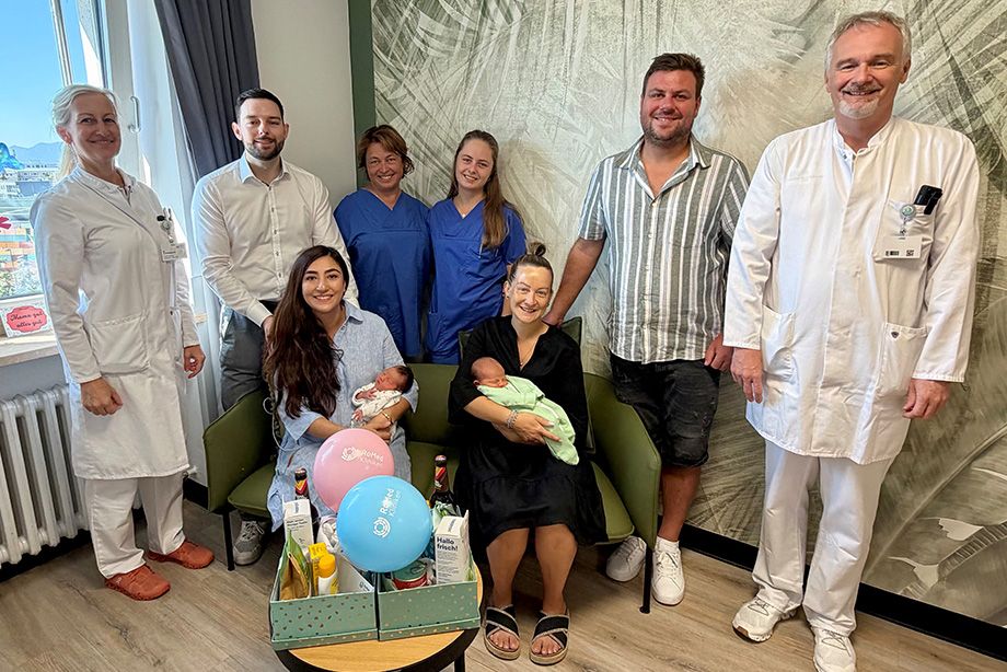 v.l.n.r. Dr. Angela Kirschenhofer, Leiterin Pränatale Medizin und Geburtshilfe, Jonathan und Narges Hamberger mit Amelie, Hebammen Barbara und Lea Vodermaier, Marlene und Georg Hell mit Fabian sowie PD Dr. Andreas Schnelzer, Chefarzt Klinik für Gynäkologie und Geburtshilfe v.l.n.r. Dr. Angela Kirschenhofer, Leiterin Pränatale Medizin und Geburtshilfe, Jonathan und Narges Hamberger mit Amelie, Hebammen Barbara und Lea Vodermaier, Marlene und Georg Hell mit Fabian sowie PD Dr. Andreas Schnelzer, Chefarzt Klinik für Gynäkologie und Geburtshilfe