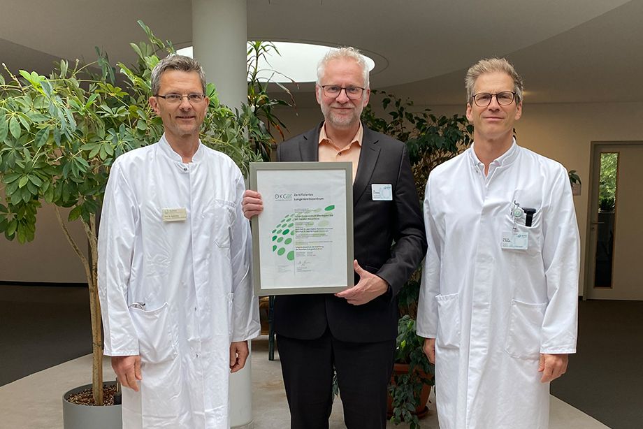 v.l.n.r.: Prof. Dr. Stephan Budweiser, Chefarzt der Medizinischen Klinik 3, Dr. Ulrich Schulze, RoMed-Geschäftsführer und Prof. Dr. Kai Nowak, Chefarzt der Klinik für Allgemein-, Gefäß- und Thoraxchirurgie am RoMed Klinikum Rosenheim freuen sich über die hohe Auszeichnung v.l.n.r.: Prof. Dr. Stephan Budweiser, Chefarzt der Medizinischen Klinik 3, Dr. Ulrich Schulze, RoMed-Geschäftsführer und Prof. Dr. Kai Nowak, Chefarzt der Klinik für Allgemein-, Gefäß- und Thoraxchirurgie am RoMed Klinikum Rosenheim freuen sich über die hohe Auszeichnung