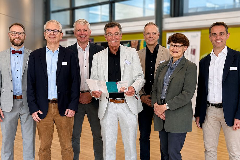 (v.l.): Dr. Christian Gebhard, Humangenetiker am MGZ München, Prof. Dr. Michael Fischereder, Chefarzt Nephrologie am LMU Klinikum Großhadern, Univ.-Prof. Dr. Gert Mayer, Rektor der Medizinische Universität Innsbruck; Dr. Andreas Thiele, Leiter der Nephrologie am RoMed Klinikum Rosenheim, Prof. Dr. Hans-Joachim Anders, LMU Klinikum; Prof. Dr. Kerstin Amann, Nephropathologin am Universitätsklinikum Erlangen; Dr. Matthias Nischwitz, Lipidologe DiZ München Nephrocare GmbH (v.l.): Dr. Christian Gebhard, Humangenetiker am MGZ München, Prof. Dr. Michael Fischereder, Chefarzt Nephrologie am LMU Klinikum Großhadern, Univ.-Prof. Dr. Gert Mayer, Rektor der Medizinische Universität Innsbruck; Dr. Andreas Thiele, Leiter der Nephrologie am RoMed Klinikum Rosenheim, Prof. Dr. Hans-Joachim Anders, LMU Klinikum; Prof. Dr. Kerstin Amann, Nephropathologin am Universitätsklinikum Erlangen; Dr. Matthias Nischwitz, Lipidologe DiZ München Nephrocare GmbH