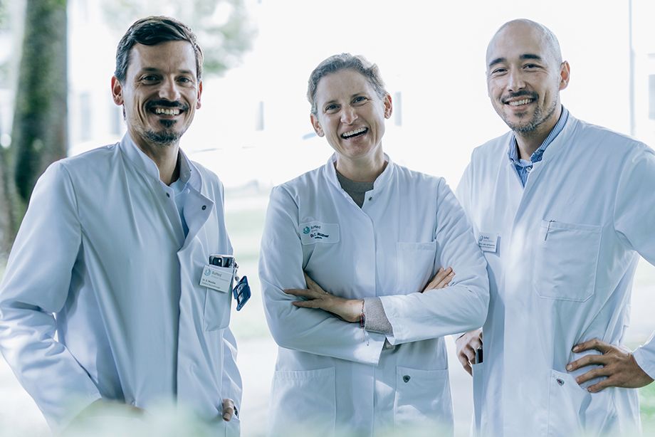 Maßgeblich für die Zertifizierung als Überregionale Stroke Unit sind verantwortlich: v.l. Dr. Georgios Ntoulias, Chefarzt der Klinik für Neurochirurgie, Dr. Charlotte Rüther, Chefärztin der Klinik für Diagnostische und Interventionelle Neuroradiologie sowie Prof. Dr. Joji Kuramatsu, Chefarzt der Neurologischen Klinik. Maßgeblich für die Zertifizierung als Überregionale Stroke Unit sind verantwortlich: v.l. Dr. Georgios Ntoulias, Chefarzt der Klinik für Neurochirurgie, Dr. Charlotte Rüther, Chefärztin der Klinik für Diagnostische und Interventionelle Neuroradiologie sowie Prof. Dr. Joji Kuramatsu, Chefarzt der Neurologischen Klinik.