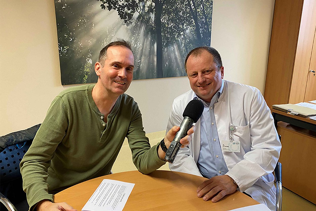 v.l.: Christoph Grabner interviewt für das Funkhaus Rosenheim Dr. Gerhard Puchtler, Leiter des Onkologischen Zentrums am RoMed Klinikum Rosenheim v.l.: Christoph Grabner interviewt für das Funkhaus Rosenheim Dr. Gerhard Puchtler, Leiter des Onkologischen Zentrums am RoMed Klinikum Rosenheim
