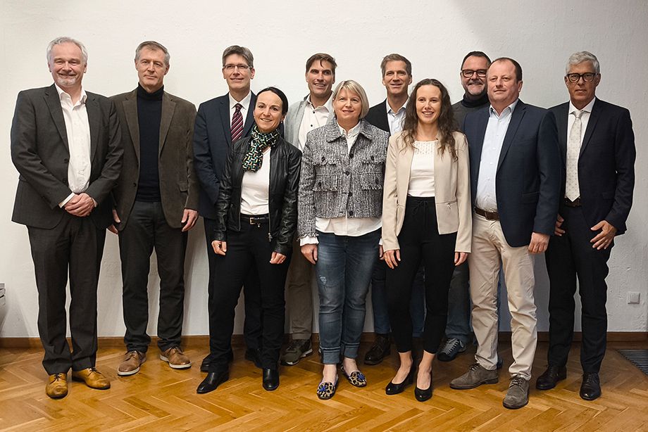 Die Organisatoren und Referenten des Onkologischen Herbstsymposiums: (v.l.) PD Dr. Andreas Schnelzer, PD Dr. Matthias Krams, Prof. Dr. Stefan von Delius, Dr. Gerlinde Götz, Prof. Dr. Klaus Stelter, Prof. Dr. Katja Ott, Prof. Dr. Kai Nowak, Dr. Ulrike Kolar-Michaelis, Dr. Stefan Kaldune, Dr. Gerhard Puchtler, Dr. Markus Wöhr Die Organisatoren und Referenten des Onkologischen Herbstsymposiums: (v.l.) PD Dr. Andreas Schnelzer, PD Dr. Matthias Krams, Prof. Dr. Stefan von Delius, Dr. Gerlinde Götz, Prof. Dr. Klaus Stelter, Prof. Dr. Katja Ott, Prof. Dr. Kai Nowak, Dr. Ulrike Kolar-Michaelis, Dr. Stefan Kaldune, Dr. Gerhard Puchtler, Dr. Markus Wöhr
