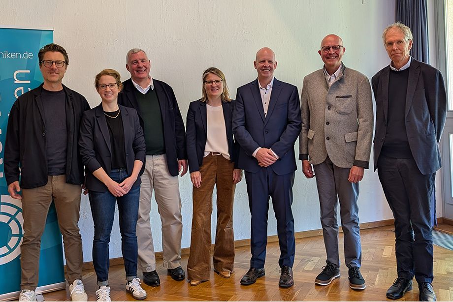 v.l.: PD Dr. Hendrik Jünger (Chefarzt RoMed-Kinderklinik), Dr. Anna Deißler (Kindergastroenterologische Oberärztin RoMed-Kinderklinik), Prof. Dr. Florian Heinen (Direktor iSPZ LMU München), Prof. Dr. Julia Hauer (Direktorin Kinderklinik der TU München), Prof. Dr. Christian Knorr (Chefarzt RoMed-Klinik für Kinderchirurgie), Dr. Ingo Jester (Leitender Oberarzt RoMed-Klinik für Kinderchirurgie), Prof. Dr. Christoph Bührer (Direktor Klinik für Neonatologie an der Charité Berlin) v.l.: PD Dr. Hendrik Jünger (Chefarzt RoMed-Kinderklinik), Dr. Anna Deißler (Kindergastroenterologische Oberärztin RoMed-Kinderklinik), Prof. Dr. Florian Heinen (Direktor iSPZ LMU München), Prof. Dr. Julia Hauer (Direktorin Kinderklinik der TU München), Prof. Dr. Christian Knorr (Chefarzt RoMed-Klinik für Kinderchirurgie), Dr. Ingo Jester (Leitender Oberarzt RoMed-Klinik für Kinderchirurgie), Prof. Dr. Christoph Bührer (Direktor Klinik für Neonatologie an der Charité Berlin)