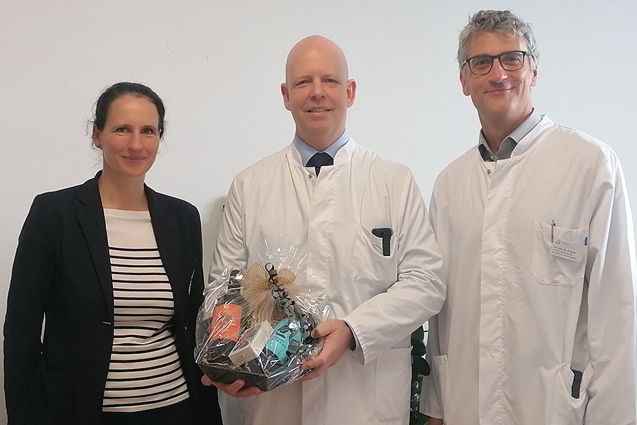 Gratulierten herzlich: Dr. Martina Bielawski, Kaufmännische Leiterin, Prof. Dr. Christian Knorr, Chefarzt Neugeborenen- und Kinderchirurgie, PD Dr. Andreas Bauer, Ärztlicher Direktor