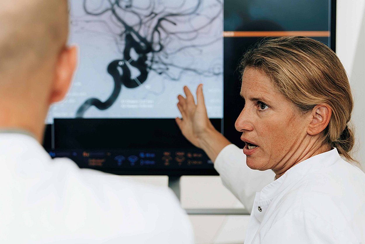 Neuroradiologische Chefärztin Dr. Charlotte Rüther im Gespräch Neuroradiologische Chefärztin Dr. Charlotte Rüther im Gespräch