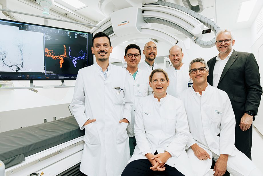 Auf dem Weg in eine neue Dimension in der Patientenversorgung. Neuroradiologische Chefärztin Dr. Charlotte Rüther mit v.l.n.r.: Chefarzt Dr. Georgios Ntoulias (Neurochirurgie), Leitender Oberarzt Dr. Alexandru Cimpoca (Neuroradiologie) Chefarzt Prof. Dr. Joji Kuramatsu (Neurologie), Chefarzt Prof. Dr. Gunnar Tepe (Radiologie), Ärztlicher Direktor und Chefarzt PD Dr. Andreas Bauer (Anästhesie) und RoMed-Geschäftsführer Dr. Ulrich Schulze, Foto: RoMed Kliniken Auf dem Weg in eine neue Dimension in der Patientenversorgung. Neuroradiologische Chefärztin Dr. Charlotte Rüther mit v.l.n.r.: Chefarzt Dr. Georgios Ntoulias (Neurochirurgie), Leitender Oberarzt Dr. Alexandru Cimpoca (Neuroradiologie) Chefarzt Prof. Dr. Joji Kuramatsu (Neurologie), Chefarzt Prof. Dr. Gunnar Tepe (Radiologie), Ärztlicher Direktor und Chefarzt PD Dr. Andreas Bauer (Anästhesie) und RoMed-Geschäftsführer Dr. Ulrich Schulze, Foto: RoMed Kliniken