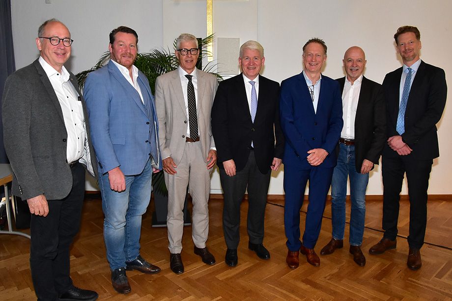 Referenten und Organisatoren des wissenschaftlichen urologischen Symposiums (v.l.n.r.): Prof. Dr. Andreas Manseck, Prof. Dr. Peter Goebell, Dr. Markus Wöhr, Prof. Dr. Ulrich Humke, Prof. Dr. Dr. Axel Heidenreich, Dr. Hartwig Schwaibold, Dr. Christian Bach, Foto: ©Peter Schlecker Referenten und Organisatoren des wissenschaftlichen urologischen Symposiums (v.l.n.r.): Prof. Dr. Andreas Manseck, Prof. Dr. Peter Goebell, Dr. Markus Wöhr, Prof. Dr. Ulrich Humke, Prof. Dr. Dr. Axel Heidenreich, Dr. Hartwig Schwaibold, Dr. Christian Bach, Foto: ©Peter Schlecker