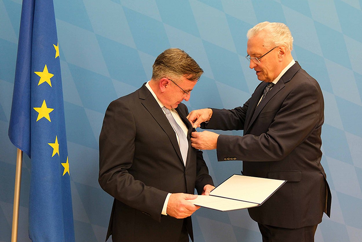 Ein besonderer Moment - das Bundesverdienstkreuz wird angeheftet Foto: © Bayerisches Innenministerium 