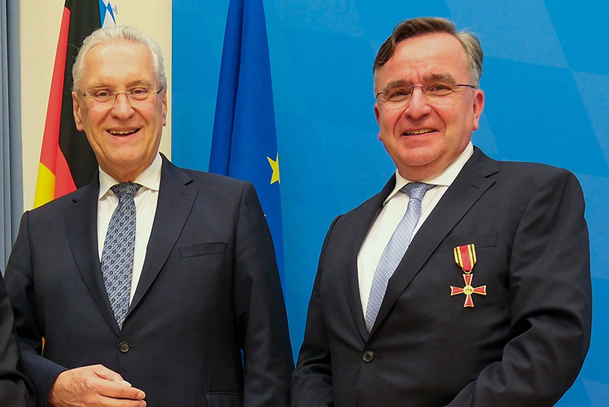 Innenminister Joachim Herrmann verlieh bei einer Feierstunde das Bundesverdienstkreuz am Bande an Dr. Michael Bayeff-Filloff aus Riedering Foto:© Bayerisches Innenministerium 