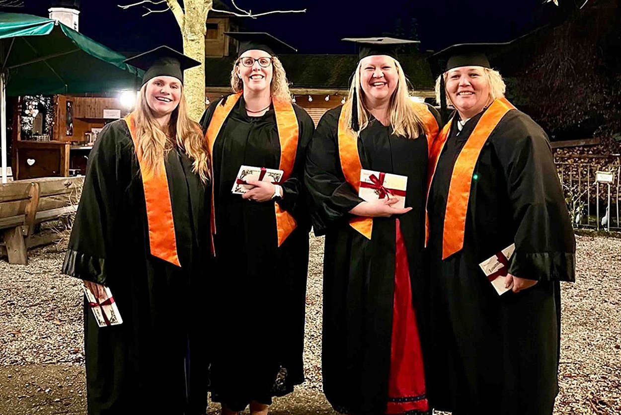 Die Freude ist groß bei den erfolgreichen RoMed-Absolventinnen - v.l.n.r. Tina Glasl, Cynthia Erhardt, Claudia Berger und Natalia Badurtdinov