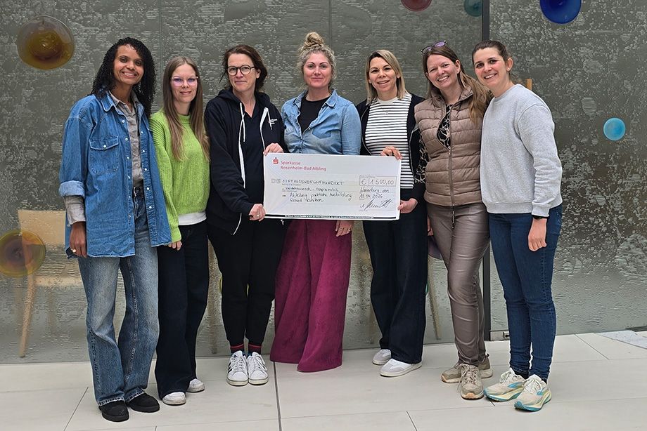 Große Freude bei der Scheckübergabe: v.l.n.r.: Selide-Francisca Hammer (Zentrale Praxisanleitung (ZPA)), Leticia Karlsson (Praxiskoordinatorin), Claudia Seethaler (Bayrisches Rotes Kreuz, Team Freiwilligenarbeit), Christine Prinz (Teamleitung ZPA Rosenheim), Kathrin Genel (Teamleitung ZPA Wasserburg), Simone Pötzinger (Teamleitung ZPA Bad Aibling), Anna Collet (stv. ZPA Teamleitung Rosenheim) Große Freude bei der Scheckübergabe: v.l.n.r.: Selide-Francisca Hammer (Zentrale Praxisanleitung (ZPA)), Leticia Karlsson (Praxiskoordinatorin), Claudia Seethaler (Bayrisches Rotes Kreuz, Team Freiwilligenarbeit), Christine Prinz (Teamleitung ZPA Rosenheim), Kathrin Genel (Teamleitung ZPA Wasserburg), Simone Pötzinger (Teamleitung ZPA Bad Aibling), Anna Collet (stv. ZPA Teamleitung Rosenheim)