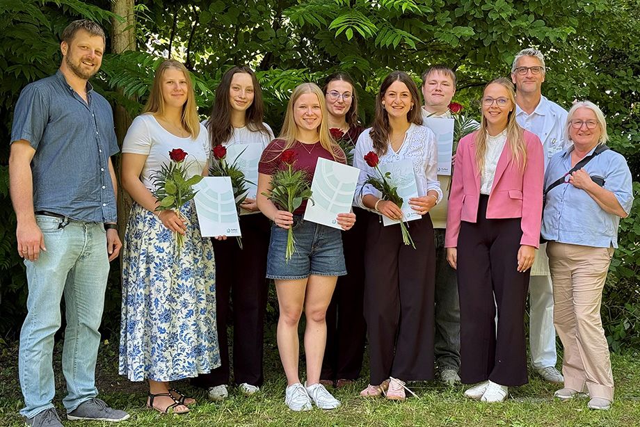 Freuen sich gemeinsam über den erfolgreichen Abschluss: v.l.n.r.: Ausbilder Sebastian Maushammer, die Staatspreisträgerinnen Hanna Liebhart, Pia Schneeweis sowie Leonie Weigand und Anna-Kristina Liebl mit Bestnoten 1,0, Amalie Fischhaber, Martin Mini mit Ausbilderin Rebecca Franke, Ärztlichem Direktor PD Dr. Andreas Bauer und Personalleiterin Christine Halfstad. Freuen sich gemeinsam über den erfolgreichen Abschluss: v.l.n.r.: Ausbilder Sebastian Maushammer, die Staatspreisträgerinnen Hanna Liebhart, Pia Schneeweis sowie Leonie Weigand und Anna-Kristina Liebl mit Bestnoten 1,0, Amalie Fischhaber, Martin Mini mit Ausbilderin Rebecca Franke, Ärztlichem Direktor PD Dr. Andreas Bauer und Personalleiterin Christine Halfstad.