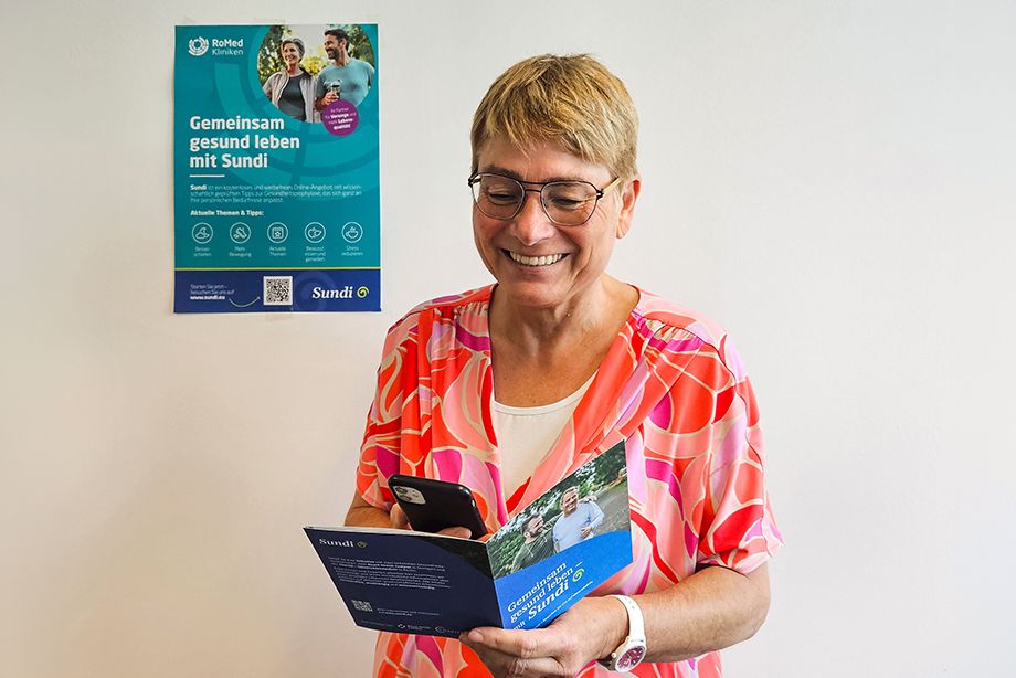 Einfacher Zugang zur Gesundheitsvorsorge: Judith Hantl-Merget, RoMed-Pflegedirektorin und Prokuristin zeigt, wie Interessierte über den Flyer und den QR-Code direkt zum digitalen Präventionsangebot Sundi gelangen. Einfacher Zugang zur Gesundheitsvorsorge: Judith Hantl-Merget, RoMed-Pflegedirektorin und Prokuristin zeigt, wie Interessierte über den Flyer und den QR-Code direkt zum digitalen Präventionsangebot Sundi gelangen.