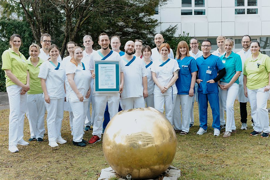Sichtlich stolz auf die Zertifizierung als Überregionale Stroke Unit sind die Kolleginnen und Kollegen des RoMed Klinikums Rosenheim Sichtlich stolz auf die Zertifizierung als Überregionale Stroke Unit sind die Kolleginnen und Kollegen des RoMed Klinikums Rosenheim