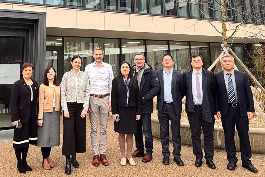 Die Delegation aus Shanghai gemeinsam mit den RoMed-Vertretern Annette Merz und Simon Brunnlechner (3.u.4.v.l.) sowie Bürgermeister Georg Huber (4.v.r.), der den Besuch vermittelte.