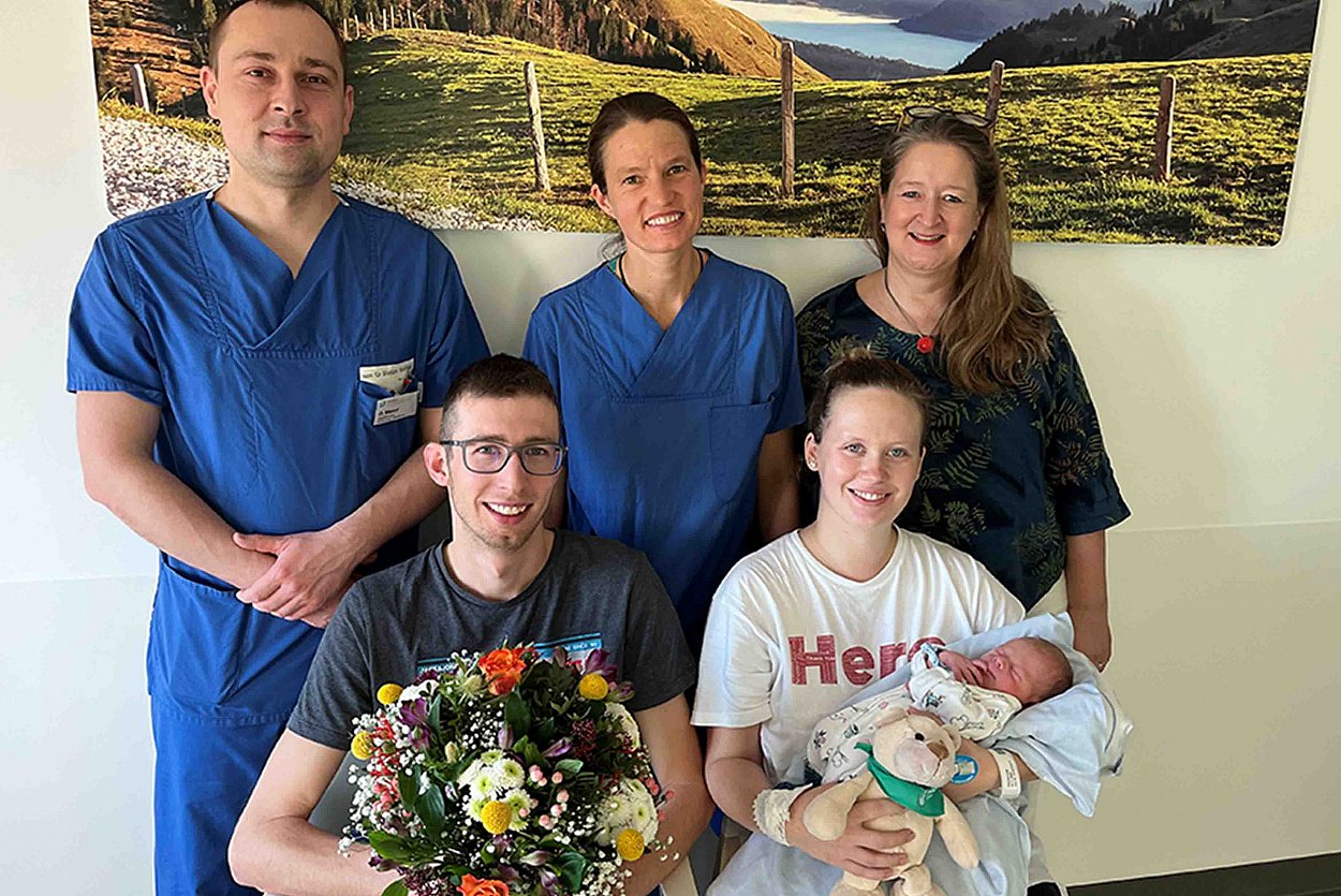 Freude pur beim Fotoshooting für die Presse. Vater Dennis Lausch hält den Blumenstrauß und Neujahrsbaby Liam Lauscher bekommt auf dem Arm von Mutter Melanie Paul von allem nicht viel mit. Vom geburtshilflichen Team freuen sich mit (v.l.n.r.): Assistenzarzt Oleh Mazur und Hebamme Barbara Janssen sowie Chefärztin Anja Britta Stopik.