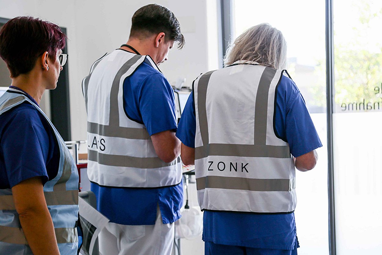 Der Leitende Arzt der Sichtung („LARS“) und der zentrale operative Notfallkoordinator („ZONK“) stimmen sich zur Bewältigung des Massenanfalls an Patienten ab, Foto: Johanniter/Gerhard Bieber Der Leitende Arzt der Sichtung (LARS) und der zentrale operative Notfallkoordinator (ZONK) stimmen sich zur Bewältigung des Massenanfalls an Patienten ab, Foto: Johanniter/Gerhard Bieber