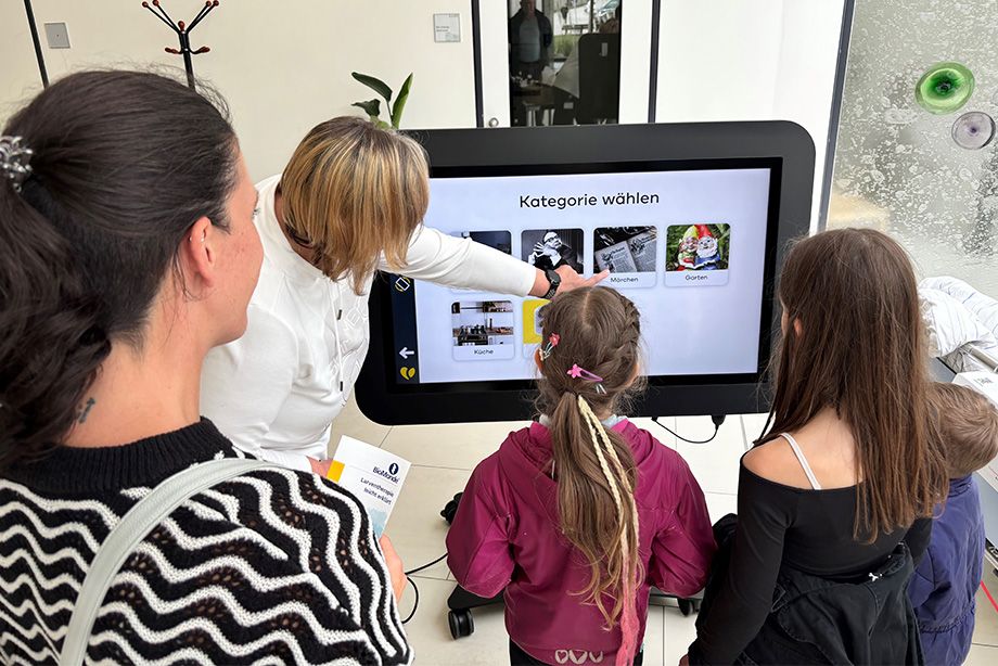 Am Aktionsstand der Altersmedizin konnten große und kleine Besucher den „CareTable“ zur Beschäftigungstherapie testen. Am Aktionsstand der Altersmedizin konnten große und kleine Besucher den CareTable zur Beschäftigungstherapie testen.