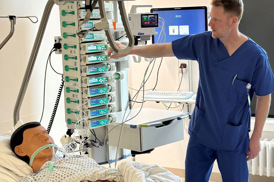 Im Intensivzimmer erläutert der Stationsleiter an einer Pflegepuppe die Beatmungstherapie und Dialyse. Im Intensivzimmer erläutert der Stationsleiter an einer Pflegepuppe die Beatmungstherapie und Dialyse.