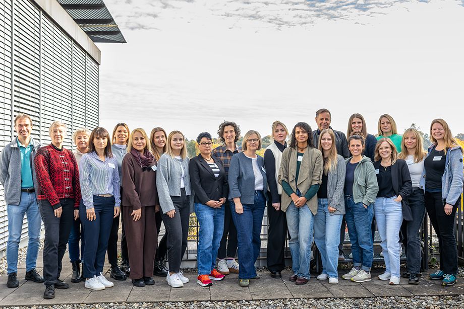 Friederike Kayser-Büker (Mitte) freut sich mit ihrem Praxisanleiterteam, dass alle sechs Projekte prämiert wurden. Friederike Kayser-Büker (Mitte) freut sich mit ihrem Praxisanleiterteam, dass alle sechs Projekte prämiert wurden.