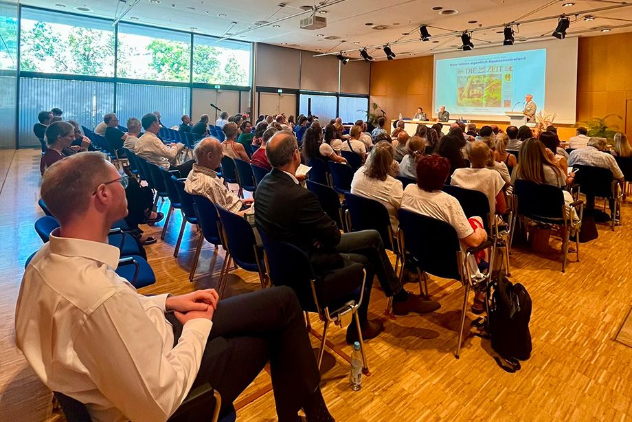Zahlreiche Interessierte informierten sich beim Rosenheimer Kardiologietag über aktuelle Entwicklungen in der Herzmedizin. Zahlreiche Interessierte informierten sich beim Rosenheimer Kardiologietag über aktuelle Entwicklungen in der Herzmedizin.