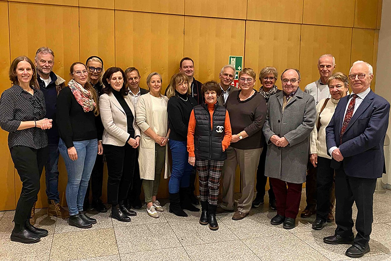 Mitgliederversammlung des Fördervereins „Freunde des Klinikums“ - Gabriele Bauer (4.v.l.), Altoberbürgermeisterin und bisherige 1. Vorsitzende mit ihren Stellvertretern Dr. Beate Burkl (2.v.r.) und ehemaliger 2. Bürgermeister Anton Heindl (1.v.r.) mit neu gewählter 1. Vorsitzenden Judith Hantl-Merget (6.v.r.) und ihren Stellvertretern, der stellvertretenden Landrätin Andrea Rosner (5.v.r.) und Dr. Christoph Knothe (7.v.r.)