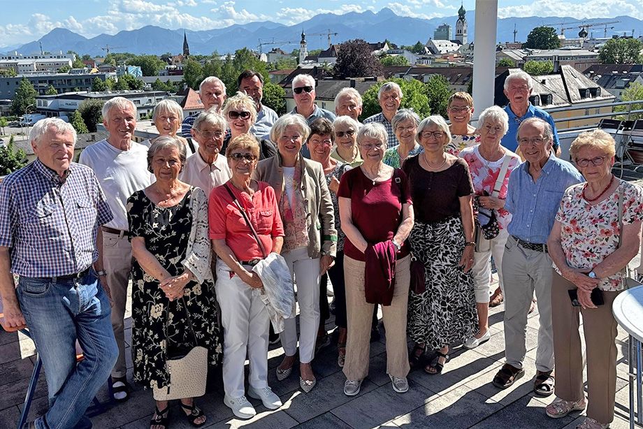 Sigrid Knothe, Vorsitzende der Senioren Union Rosenheim-Stadt (10.v.l.), sowie Judith Hantl-Merget, Pflegedirektorin und Prokuristin der RoMed Kliniken (5.v.r.), gemeinsam mit den Teilnehmerinnen und Teilnehmern der Auftaktveranstaltung. Sigrid Knothe, Vorsitzende der Senioren Union Rosenheim-Stadt (10.v.l.), sowie Judith Hantl-Merget, Pflegedirektorin und Prokuristin der RoMed Kliniken (5.v.r.), gemeinsam mit den Teilnehmerinnen und Teilnehmern der Auftaktveranstaltung.