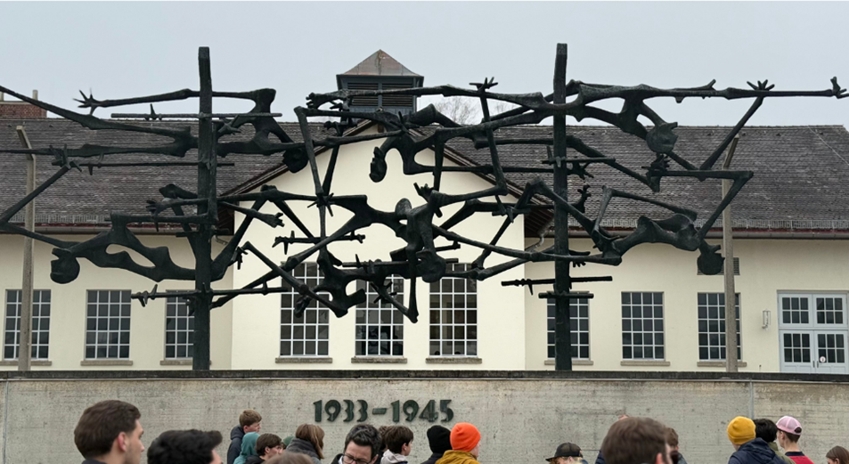 KZ-Gedenkstätte Dachau: Ein bewegender Ort, der zum Erinnern und Nachdenken über Verantwortung mahnt. KZ-Gedenkstätte Dachau: Ein bewegender Ort, der zum Erinnern und Nachdenken über Verantwortung mahnt.